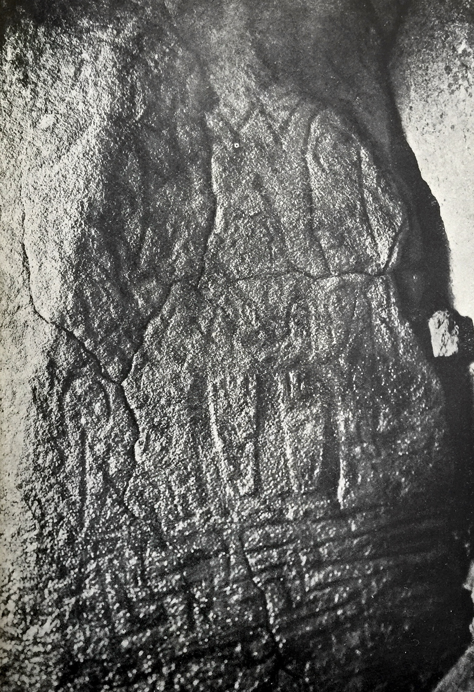 Plate 77 from Péquart & Le Rouzic 1927, showing the twin feet motif on stone 8 at Dolmen du Petit-Mont.